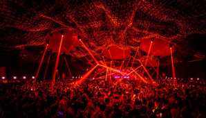 Impactante video de un joven desnudo y en aparente trance en medio de la fiesta Impactante video de un joven desnudo y en aparente trance en medio de la fiesta