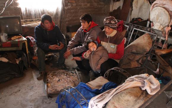 Tiene 10 hijos y comparten camas por no tener frazadas ni ventanas Tiene 10 hijos y comparten camas por no tener frazadas ni ventanas