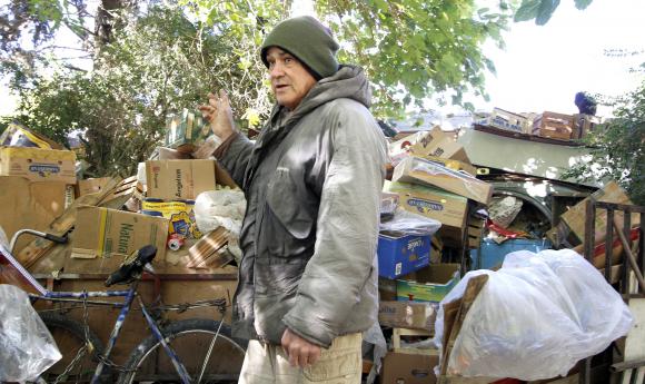 El acumulador recibe ayuda de psiquiatras El acumulador recibe ayuda de psiquiatras