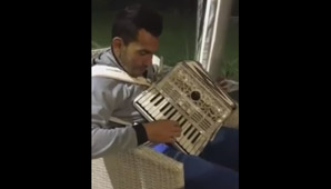 Tevez, en su faceta musical: la rompe tocando el acordeón Tevez, en su faceta musical: la rompe tocando el acordeón