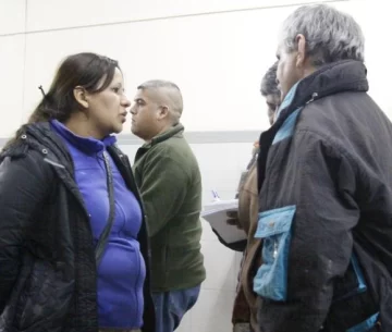 Le pegó 3 tiros a su exmujer y fugó; ella logró sobrevivir Le pegó 3 tiros a su exmujer y fugó; ella logró sobrevivir