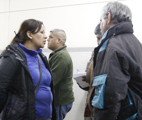 Le pegó 3 tiros a su exmujer y fugó; ella logró sobrevivir Le pegó 3 tiros a su exmujer y fugó; ella logró sobrevivir