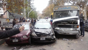 Chofer se descompensó y causó un choque múltiple: caos vehicular Chofer se descompensó y causó un choque múltiple: caos vehicular