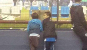 Mucho más que fútbol: la foto de dos amigos en la despedida de Milito que se viralizó en las redes Mucho más que fútbol: la foto de dos amigos en la despedida de Milito que se viralizó en las redes