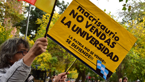 Con duras pancartas contra Macri, marcharon los universitarios Con duras pancartas contra Macri, marcharon los universitarios