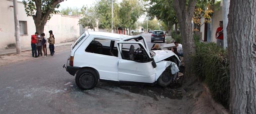 Tres heridos en un fuerte choque de un auto contra un árbol Tres heridos en un fuerte choque de un auto contra un árbol