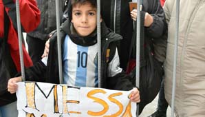 El ‘mini crack’ de Sportivo que enfrentó el frío esperando ver a Messi El ‘mini crack’ de Sportivo que enfrentó el frío esperando ver a Messi