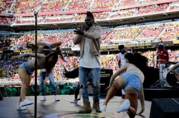 Inauguración breve y a pura música Inauguración breve y a pura música