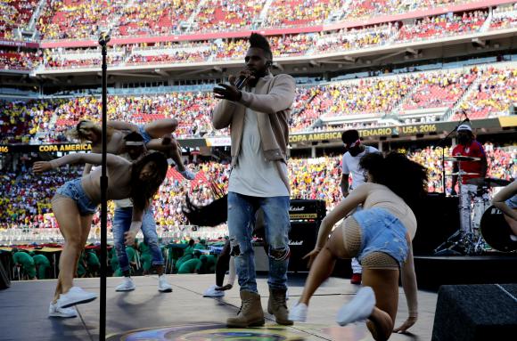 Inauguración breve y a pura música Inauguración breve y a pura música