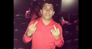 La furia de Medel con los hinchas chilenos La furia de Medel con los hinchas chilenos