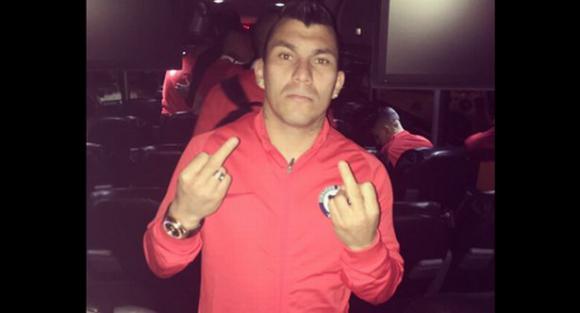 La furia de Medel con los hinchas chilenos La furia de Medel con los hinchas chilenos