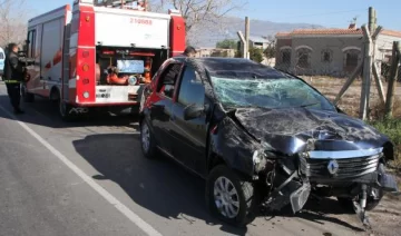 Chocó y volcó con su nieto, se salvaron Chocó y volcó con su nieto, se salvaron