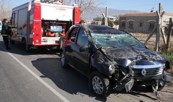 Chocó y volcó con su nieto, se salvaron Chocó y volcó con su nieto, se salvaron
