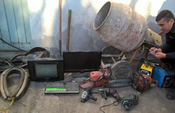 Miniarsenal y botín de robo oculto en lo de su suegra Miniarsenal y botín de robo oculto en lo de su suegra