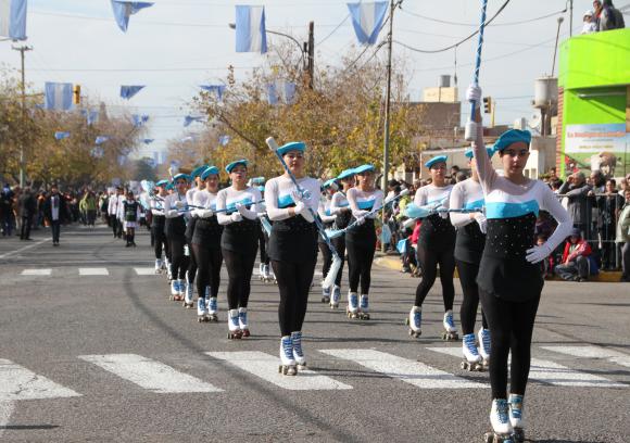 El desfile incluyó hasta una demostración de destrezas El desfile incluyó hasta una demostración de destrezas