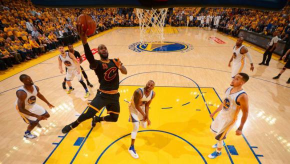 Cleveland le ganó a los Warrios y estiró la serie al sexto partido Cleveland le ganó a los Warrios y estiró la serie al sexto partido