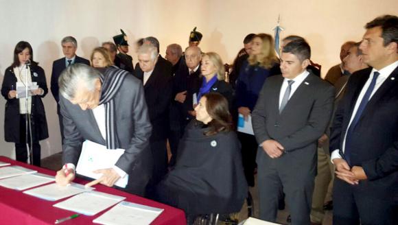 Gioja firmó un acta por la lucha contra el narcotráfico y la pobreza Gioja firmó un acta por la lucha contra el narcotráfico y la pobreza