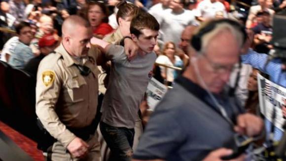 Intentaron matar a Donald Trump durante un acto Intentaron matar a Donald Trump durante un acto