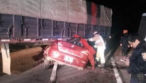 Cuatro muertos en un terrible choque entre un camión y un auto Cuatro muertos en un terrible choque entre un camión y un auto