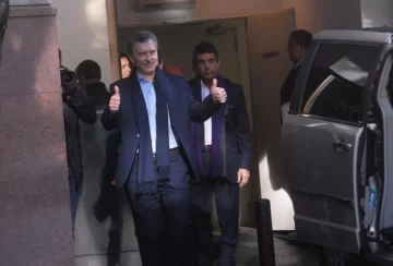 Con los pulgares hacia arriba tras la operación Con los pulgares hacia arriba tras la operación