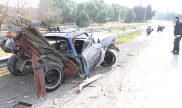 Camioneta destrozada en un violento choque Camioneta destrozada en un violento choque