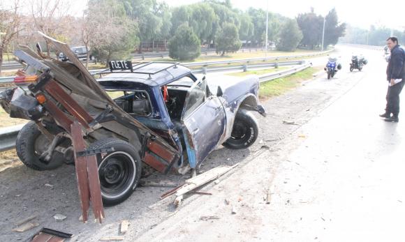 Camioneta destrozada en un violento choque Camioneta destrozada en un violento choque