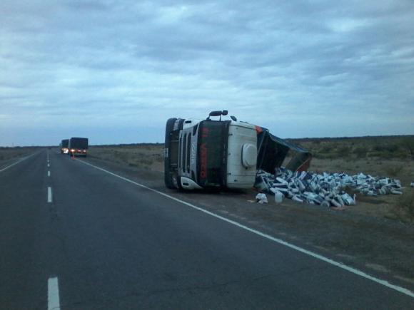 Un camión que viajaba cargado con urea volcó en la Ruta 20 Un camión que viajaba cargado con urea volcó en la Ruta 20