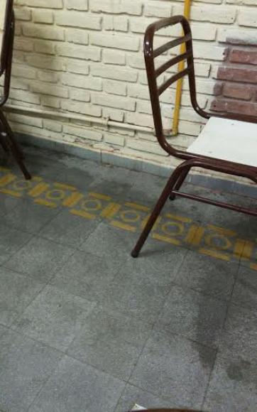 Por la lluvia, alumnos de la Normal se mojan… adentro de los cursos Por la lluvia, alumnos de la Normal se mojan… adentro de los cursos