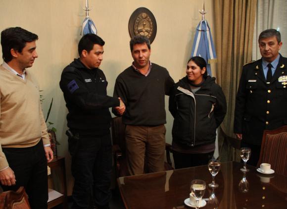 Policías devolvieron plata ajena y Uñac los felicitó Policías devolvieron plata ajena y Uñac los felicitó