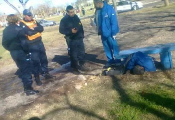 Indigente muere en una plaza Indigente muere en una plaza