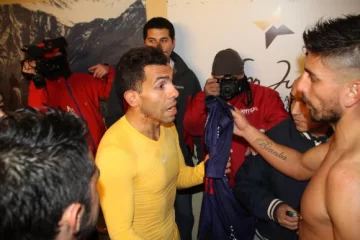 Fotos: Tevez, ‘saqueado’ por los rivales en el túnel Fotos: Tevez, ‘saqueado’ por los rivales en el túnel