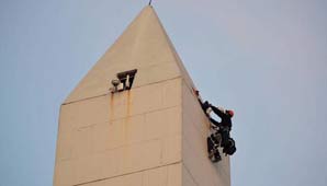 Greenpeace escaló el Obelisco para pedir el cierre de Veladero Greenpeace escaló el Obelisco para pedir el cierre de Veladero