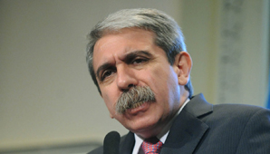 Fernández fue escrachado en pleno vuelo hacia Londres Fernández fue escrachado en pleno vuelo hacia Londres