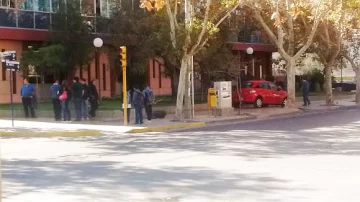 Dos autos chocaron en pleno centro, uno se subió a la vereda y casi atropelló a un hombre Dos autos chocaron en pleno centro, uno se subió a la vereda y casi atropelló a un hombre