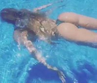 Nadando en colaless Nadando en colaless