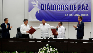 Colombia selló el cese del fuego definitivo entre Gobierno y FARC Colombia selló el cese del fuego definitivo entre Gobierno y FARC