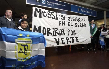 Los hinchas recibieron a la Selección y pidieron por la continuidad de Messi Los hinchas recibieron a la Selección y pidieron por la continuidad de Messi