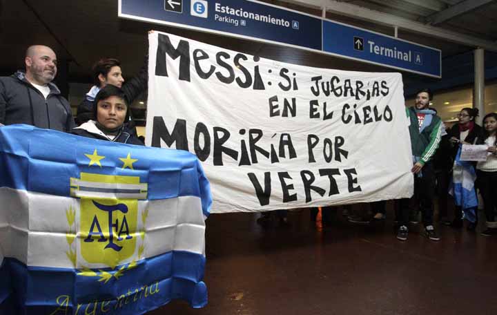 Los hinchas recibieron a la Selección y pidieron por la continuidad de Messi Los hinchas recibieron a la Selección y pidieron por la continuidad de Messi