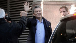 Operaron de la rodilla a Mauricio Macri y salió caminando Operaron de la rodilla a Mauricio Macri y salió caminando