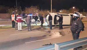 Tremendo vuelco de una camioneta en el Conector Sur Tremendo vuelco de una camioneta en el Conector Sur