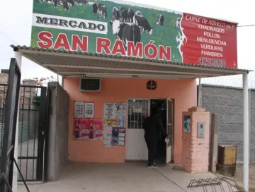 Asaltan a punta de revólveres a 6 personas en un mercado Asaltan a punta de revólveres a 6 personas en un mercado