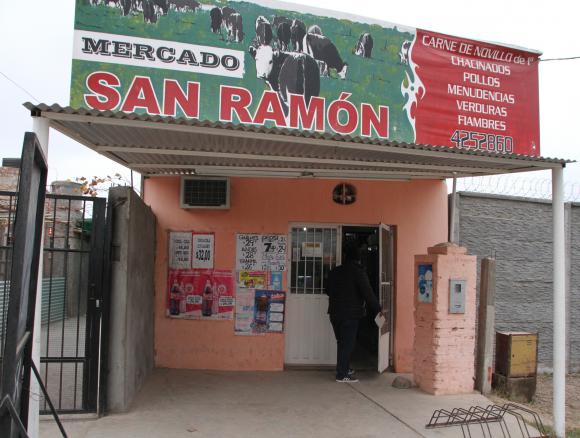 Asaltan a punta de revólveres a 6 personas en un mercado Asaltan a punta de revólveres a 6 personas en un mercado