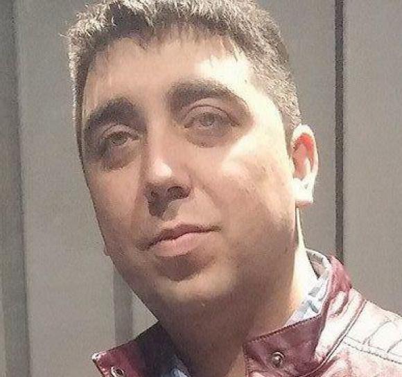 Un policía cayó de su moto, chocó con un auto y murió Un policía cayó de su moto, chocó con un auto y murió