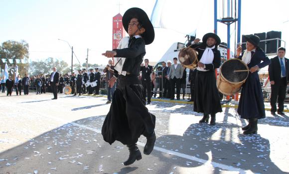 Con malambo, bombos y pilchas gauchas, una familia fue el deleite Con malambo, bombos y pilchas gauchas, una familia fue el deleite