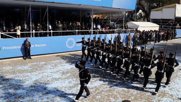 Una multitud disfrutó del desfile en Tucumán Una multitud disfrutó del desfile en Tucumán