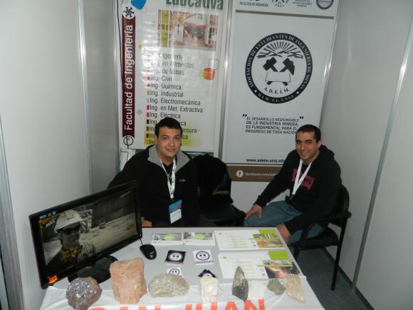 Juntan apuntes para ayudar con el estudio Juntan apuntes para ayudar con el estudio