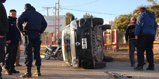 Quiso cruzar el Conector Sur, no vio un auto, lo chocó y terminó volcando Quiso cruzar el Conector Sur, no vio un auto, lo chocó y terminó volcando