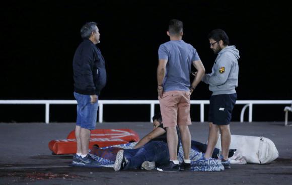 Atentado en Francia: un camión atropelló y mató a más de 80 personas Atentado en Francia: un camión atropelló y mató a más de 80 personas