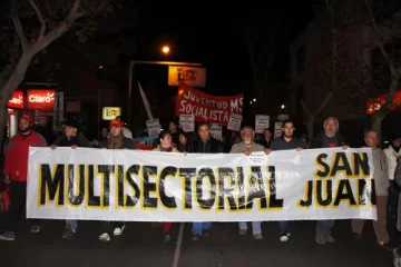 Como en distintos puntos del país, en San Juan también marcharon por el tarifazo Como en distintos puntos del país, en San Juan también marcharon por el tarifazo