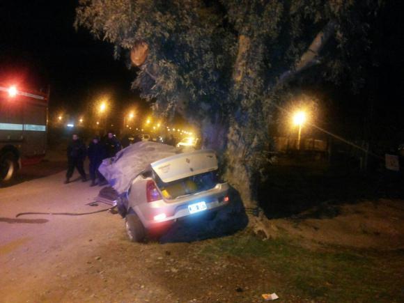 Murió al chocar contra un árbol Murió al chocar contra un árbol